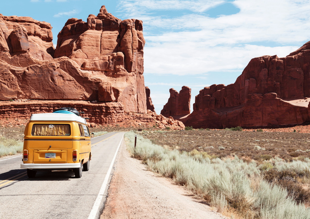 Furgoneta vintage amarilla se dirige hacia Monument Valley